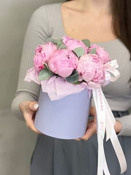 Композиция из 7 пионов Sarah Bernhardt в шляпной коробке