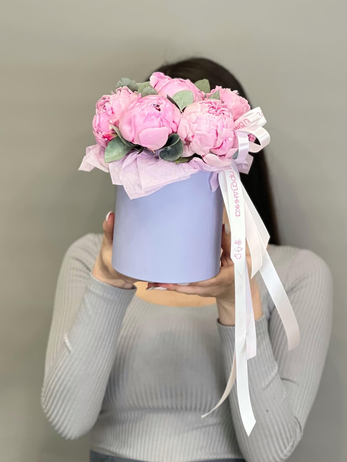 Композиция из 7 пионов "Сара Бернар” в шляпной коробке