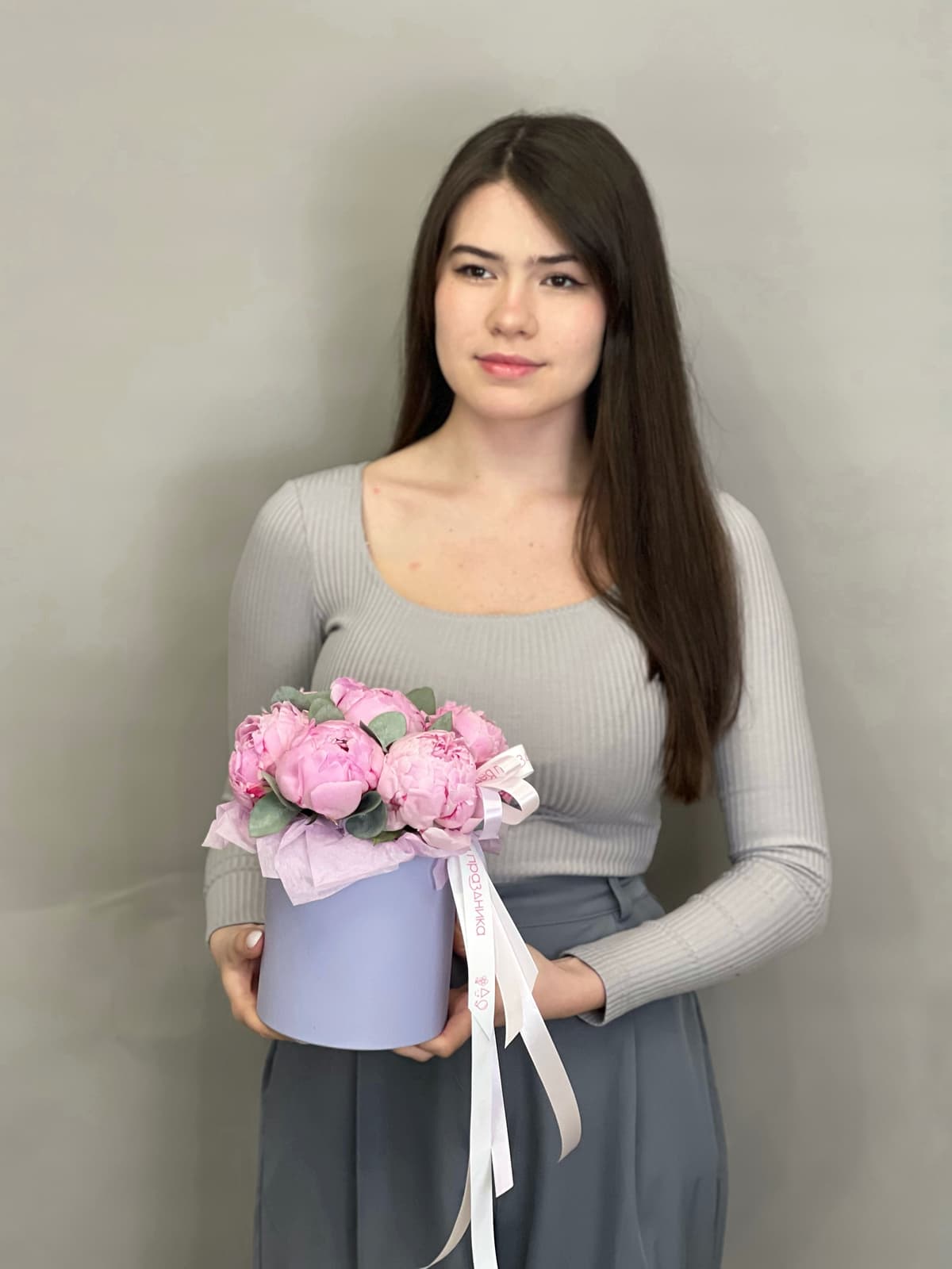 Композиция из 7 пионов "Сара Бернар” в шляпной коробке