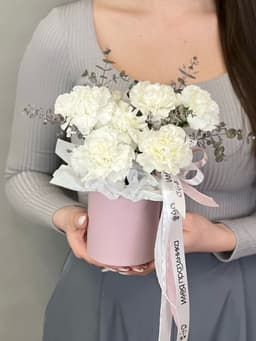 Композиция из белых диантусов XS в шляпной коробке