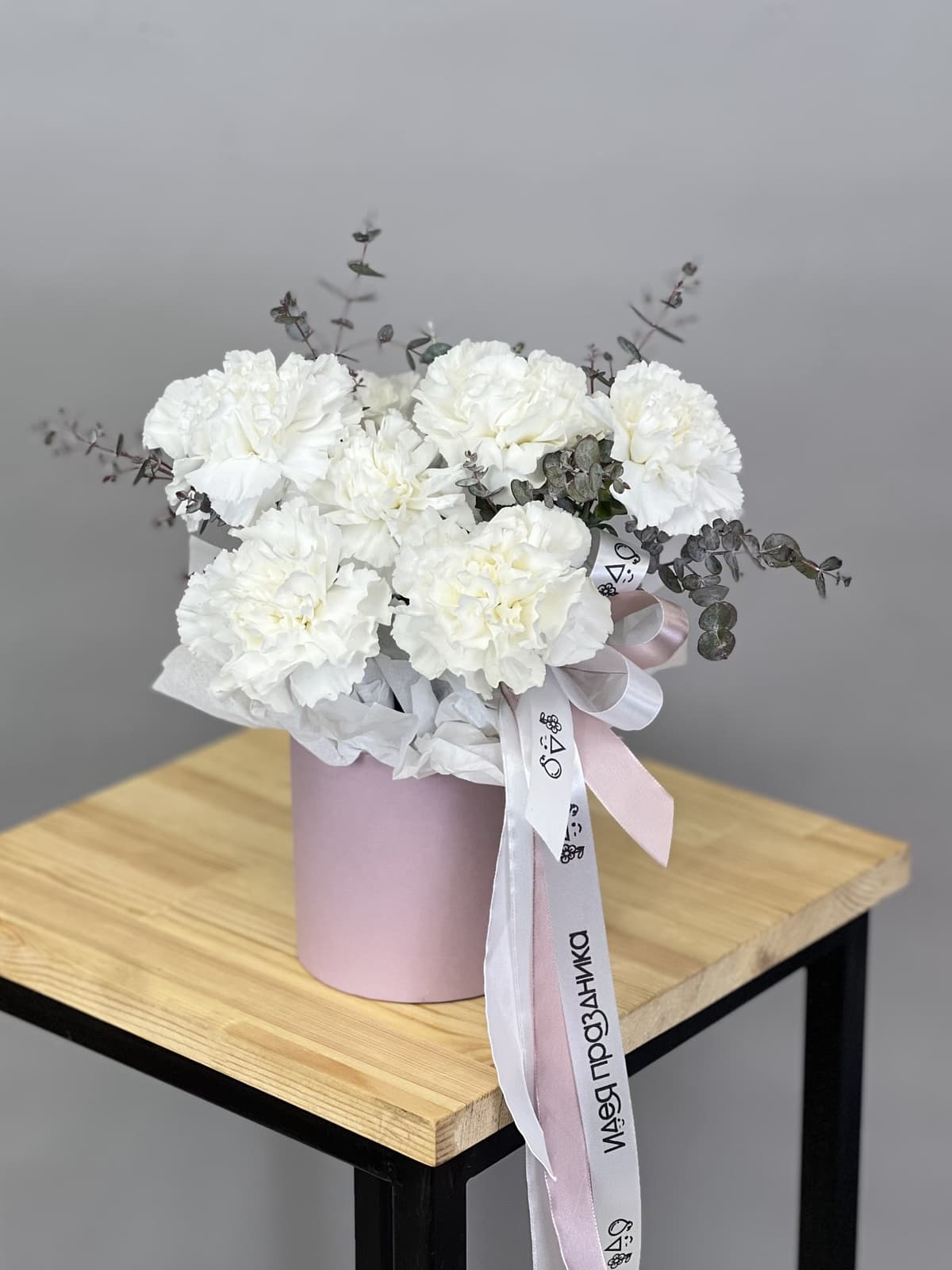 Композиция из белых диантусов XS в шляпной коробке