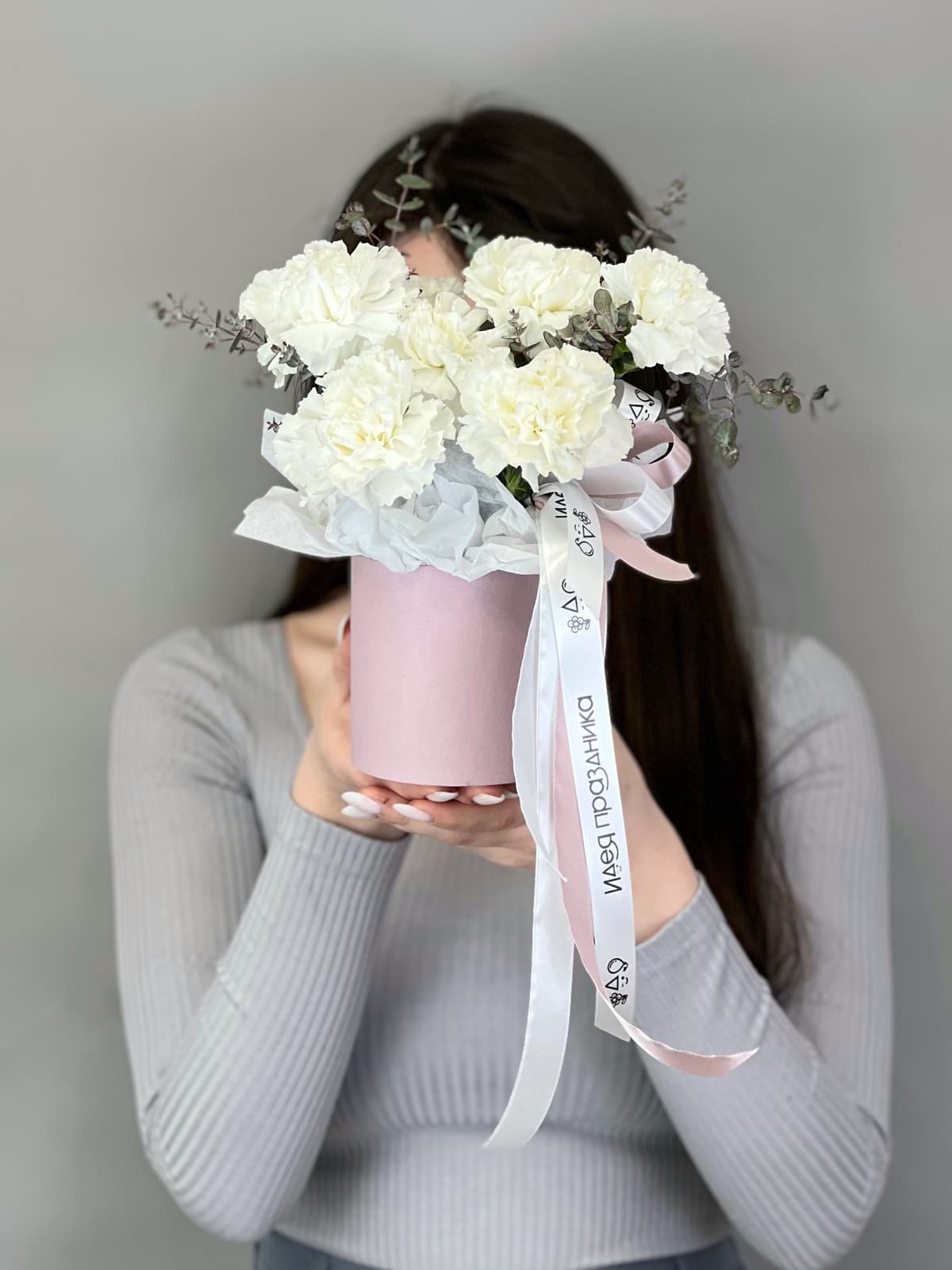 Композиция из белых диантусов XS в шляпной коробке