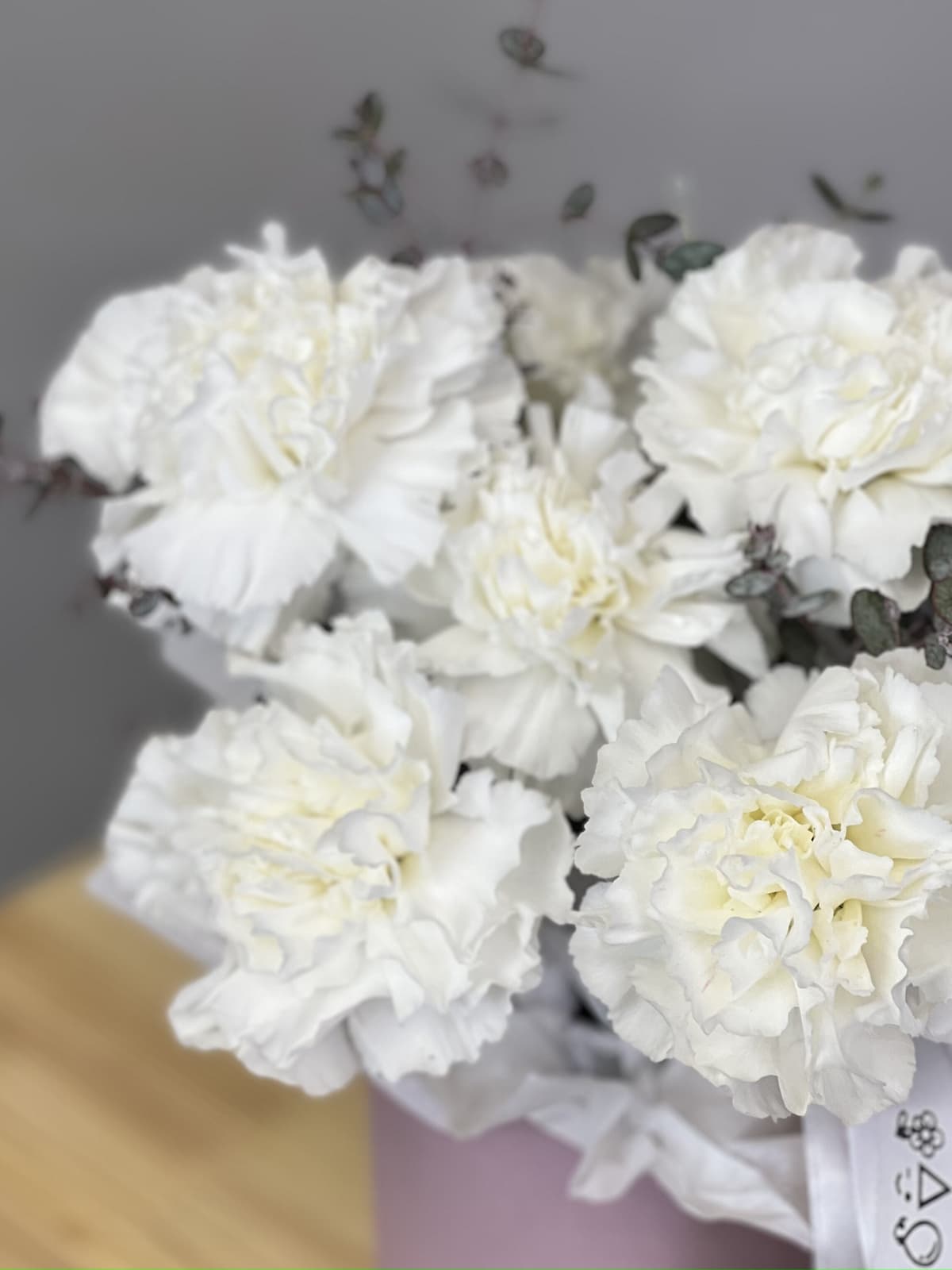 Композиция из белых диантусов XS в шляпной коробке