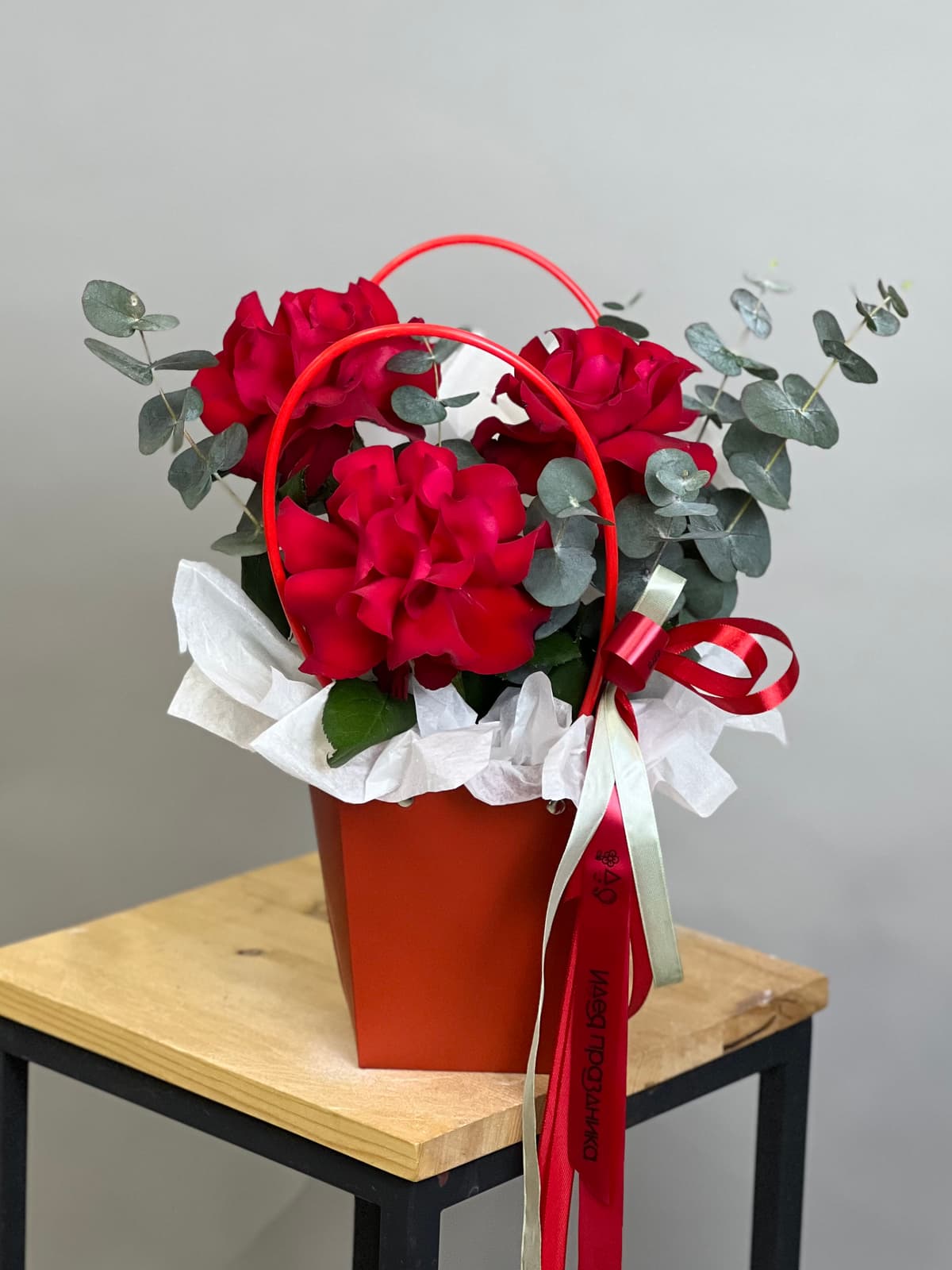 Композиция из красных роз в сумочке "Бордо"