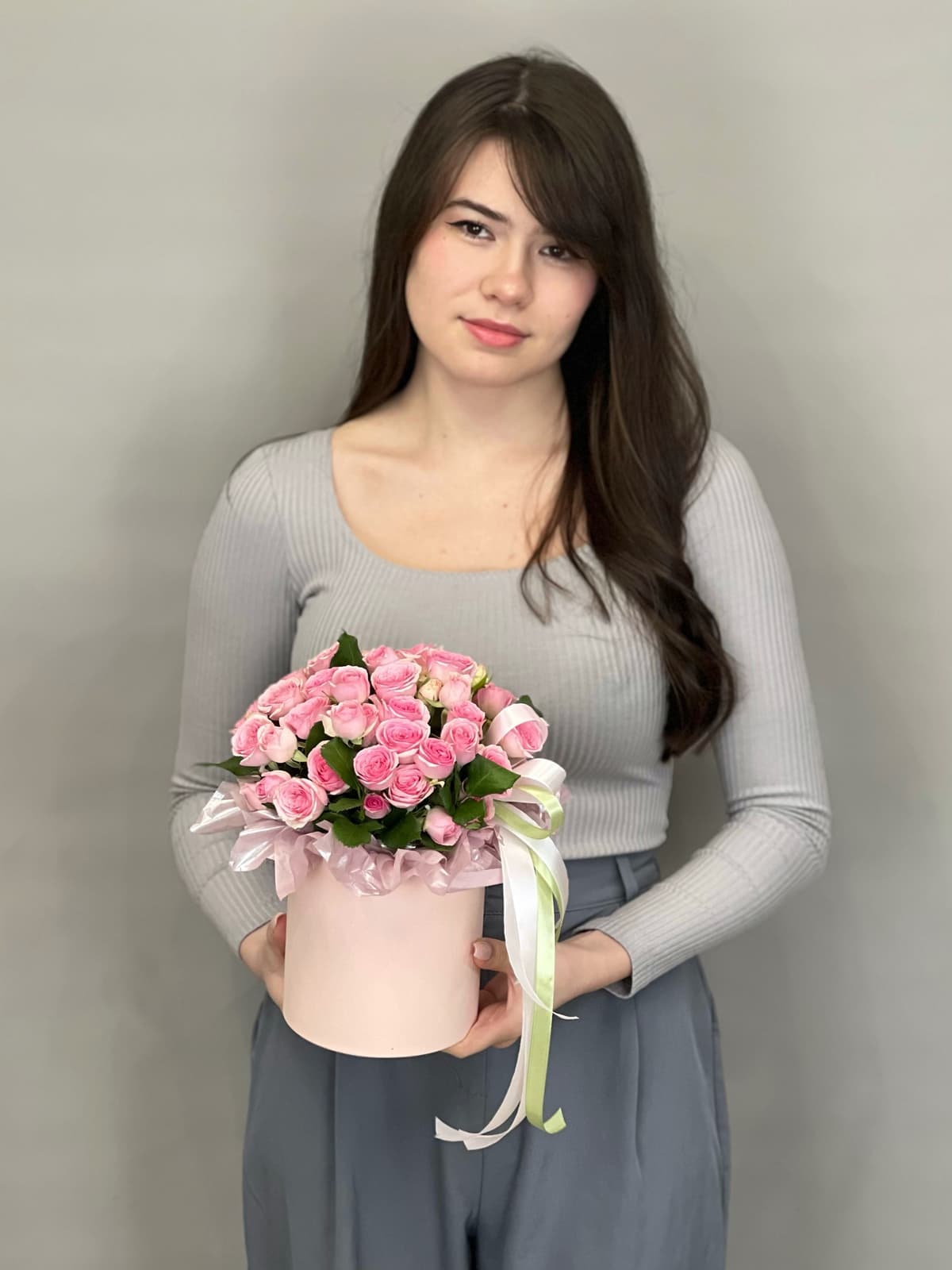 Композиция из кустовой розы "Dinara" в шляпной коробке