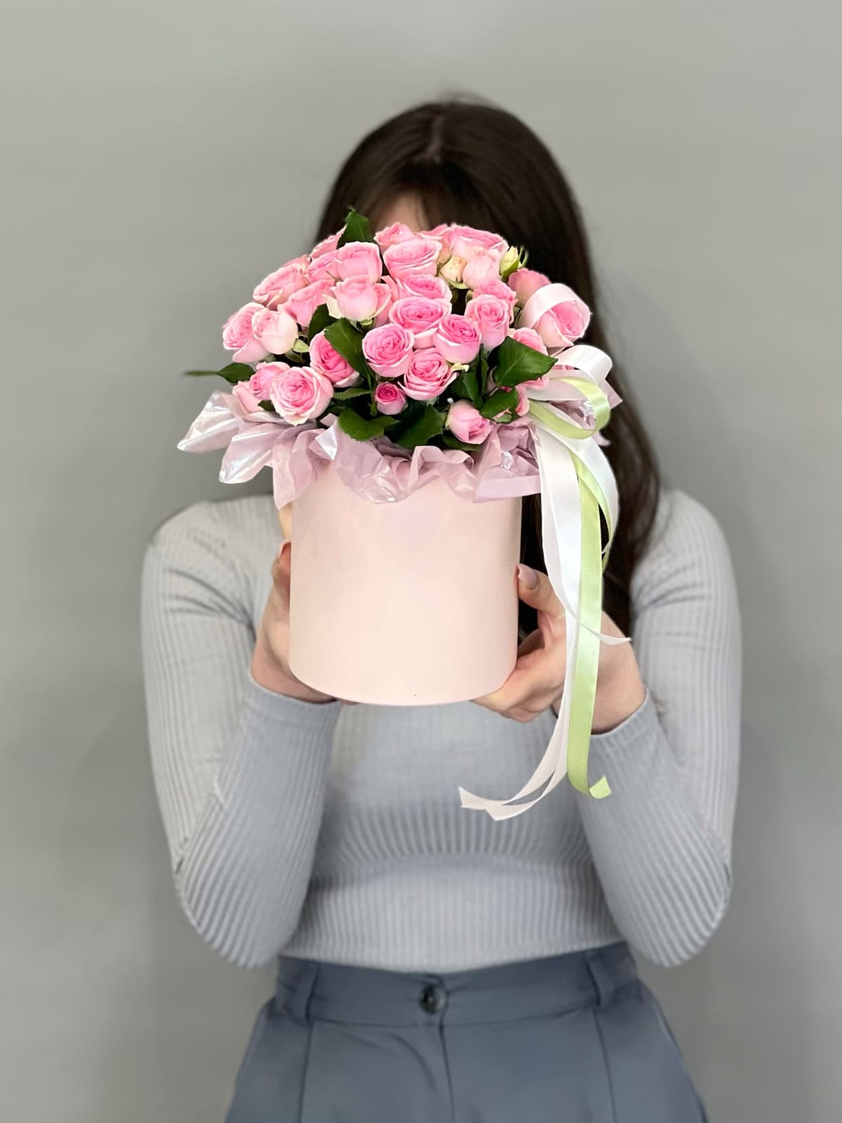 Композиция из кустовой розы "Dinara" в шляпной коробке