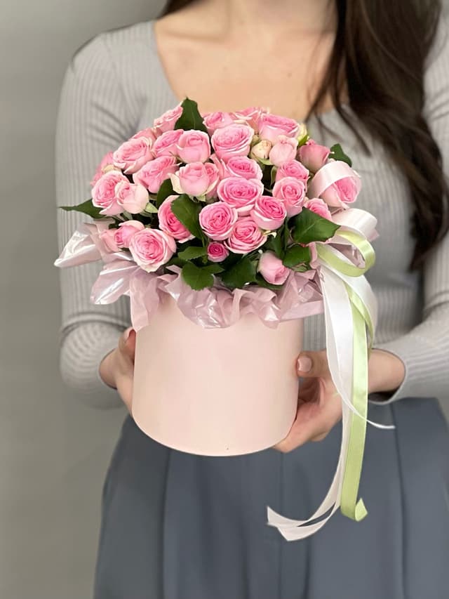 Композиция из кустовой розы «Динара» в шляпной коробке Композиция из кустовой розы «Динара» в шляпной коробке