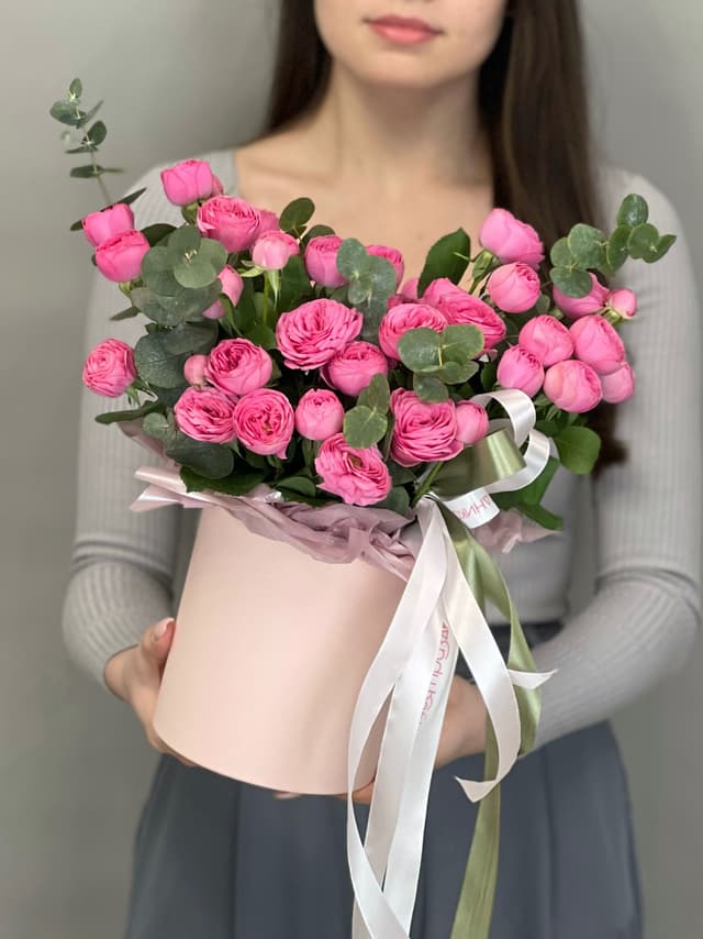 Композиция из кустовой розы "Giselle" в шляпной коробке Композиция из кустовой розы "Giselle" в шляпной коробке