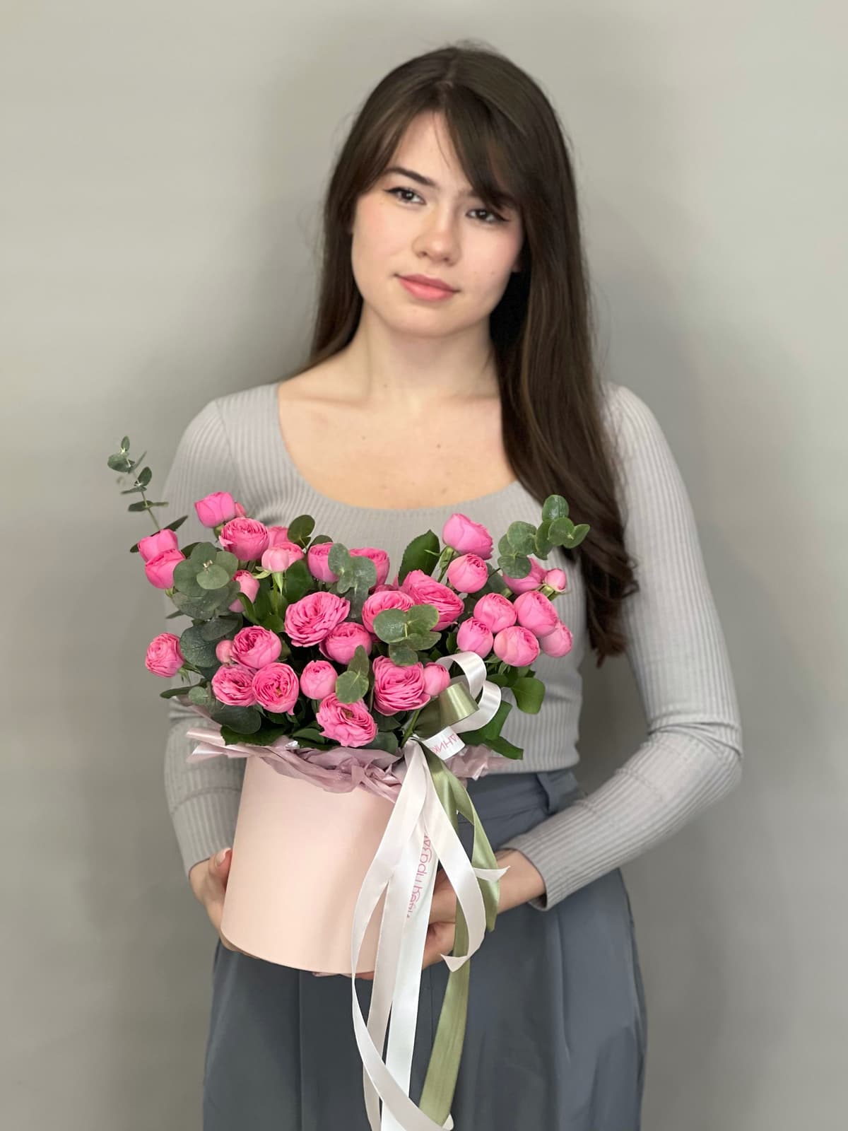 Композиция из кустовой розы «Жизель» в шляпной коробке