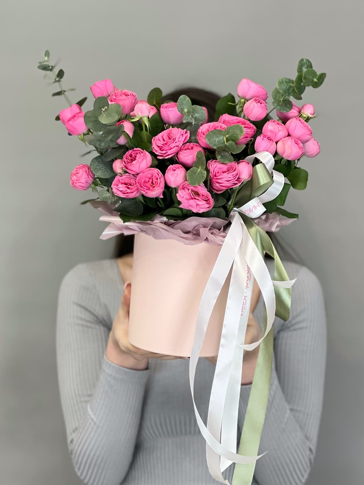 Композиция из кустовой розы «Жизель» в шляпной коробке