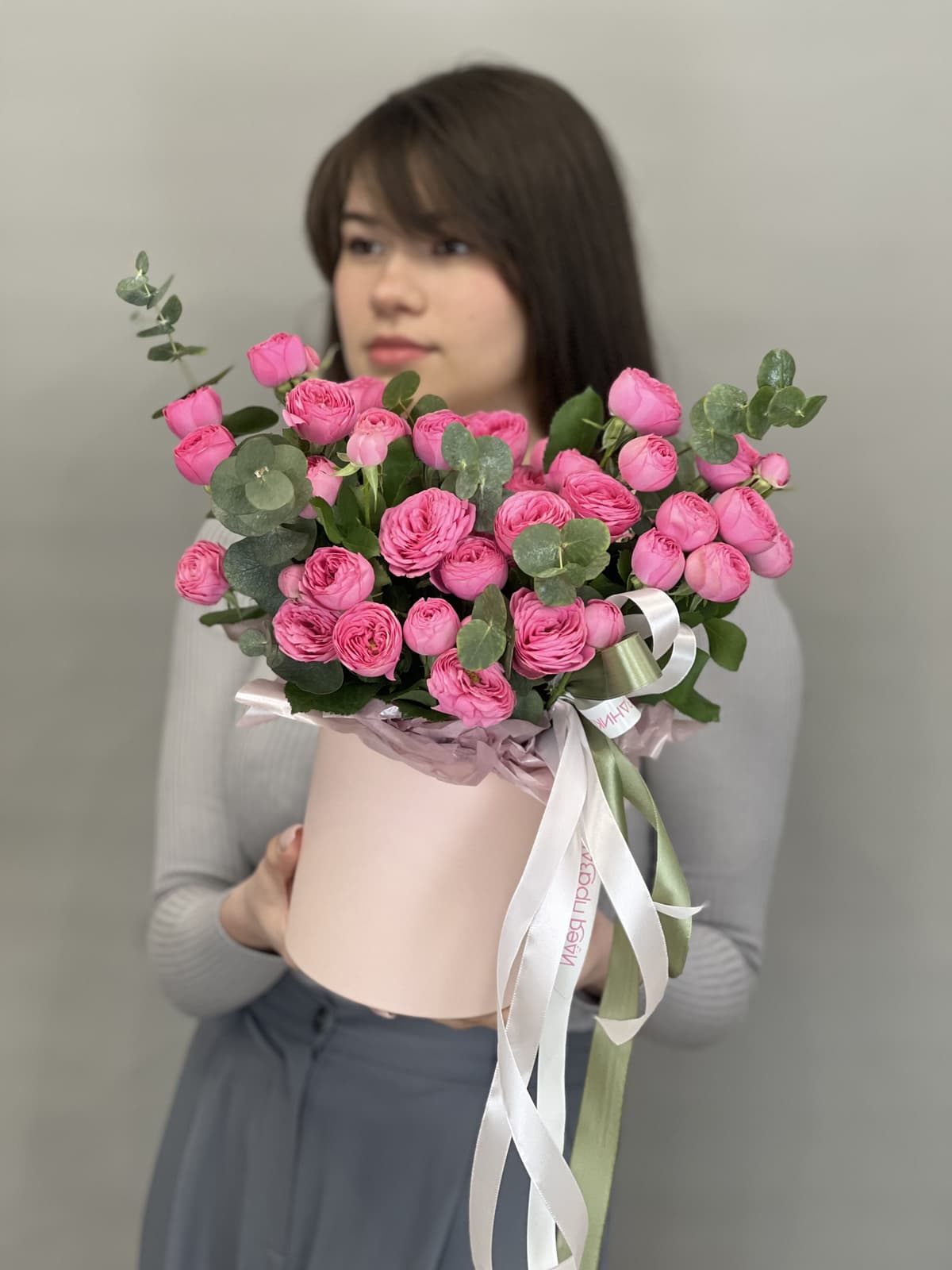 Композиция из кустовой розы «Жизель» в шляпной коробке