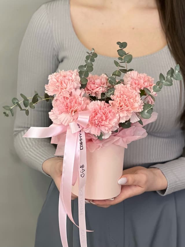 Композиция из розовых диантусов XS в шляпной коробке Композиция из розовых диантусов XS в шляпной коробке