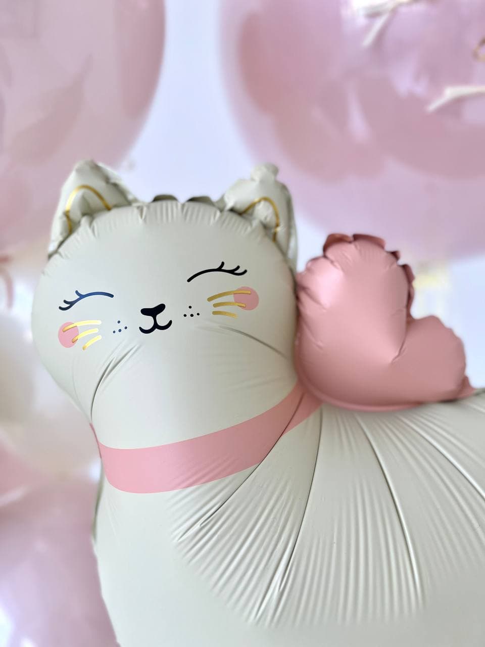 Композиция из шаров «Кошка с бантиком»