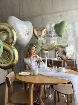 Композиция из шаров на грузах «Оливковый цветок»