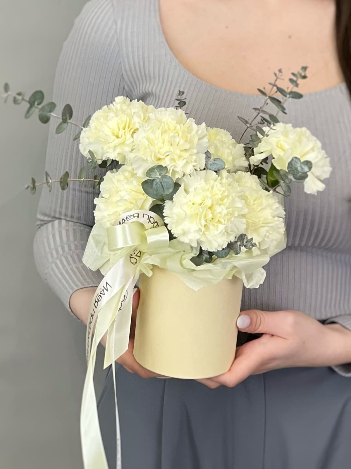 МЕГА АКЦИЯ Композиция из сливочных диантусов XS в шляпной коробке