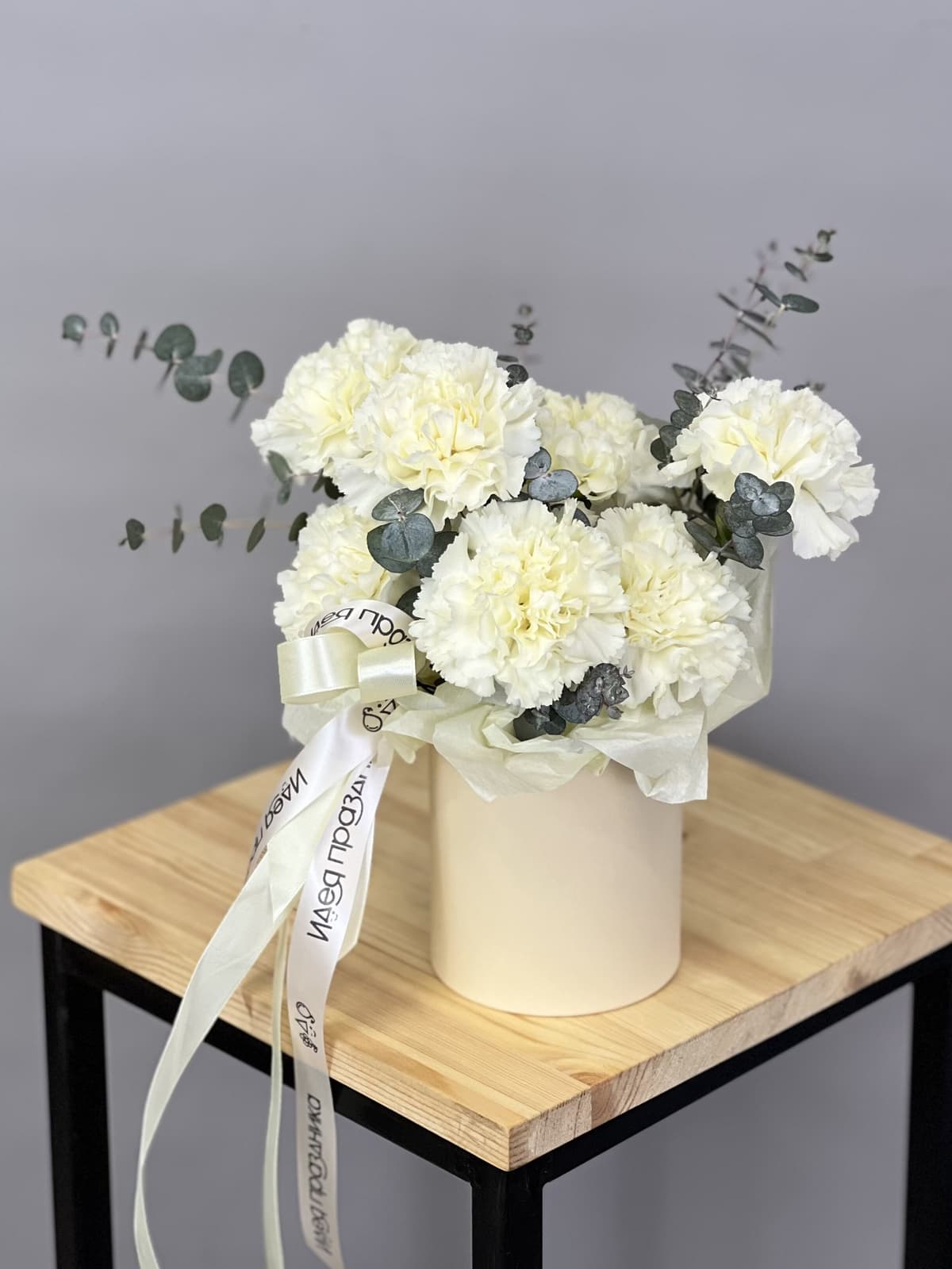 МЕГА АКЦИЯ Композиция из сливочных диантусов XS в шляпной коробке