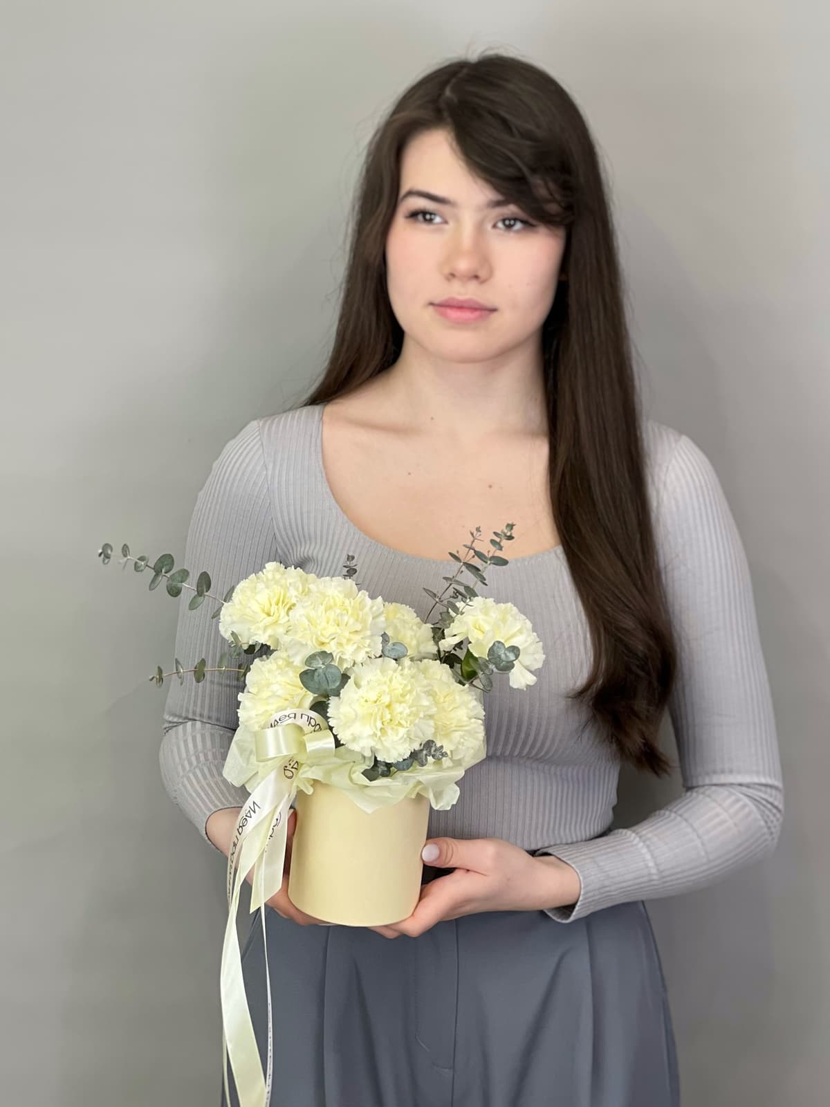 МЕГА АКЦИЯ Композиция из сливочных диантусов XS в шляпной коробке