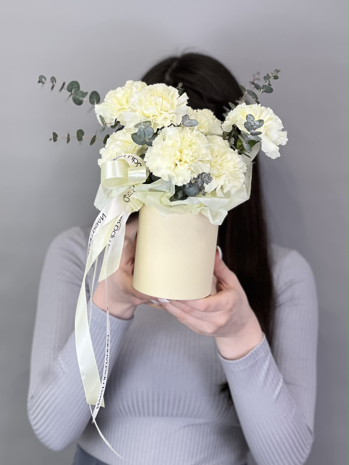 МЕГА АКЦИЯ Композиция из сливочных диантусов XS в шляпной коробке