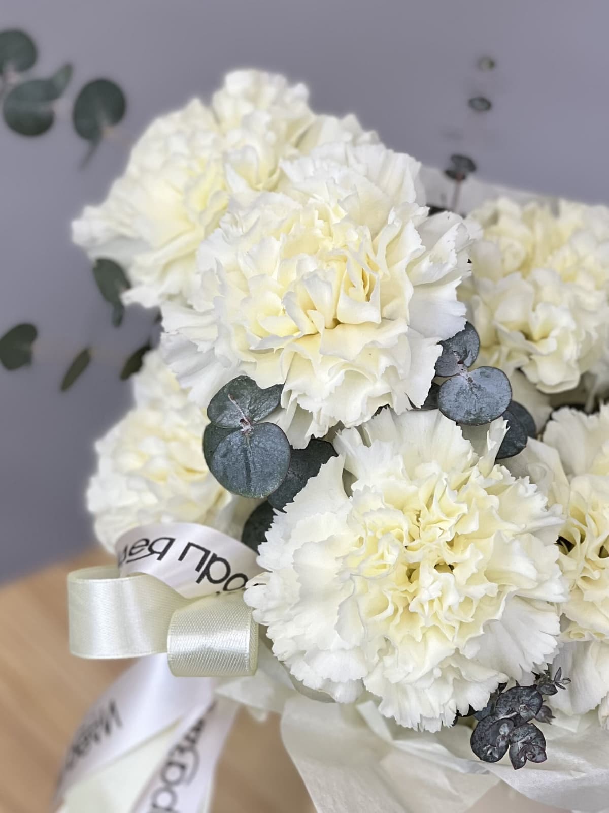 МЕГА АКЦИЯ Композиция из сливочных диантусов XS в шляпной коробке