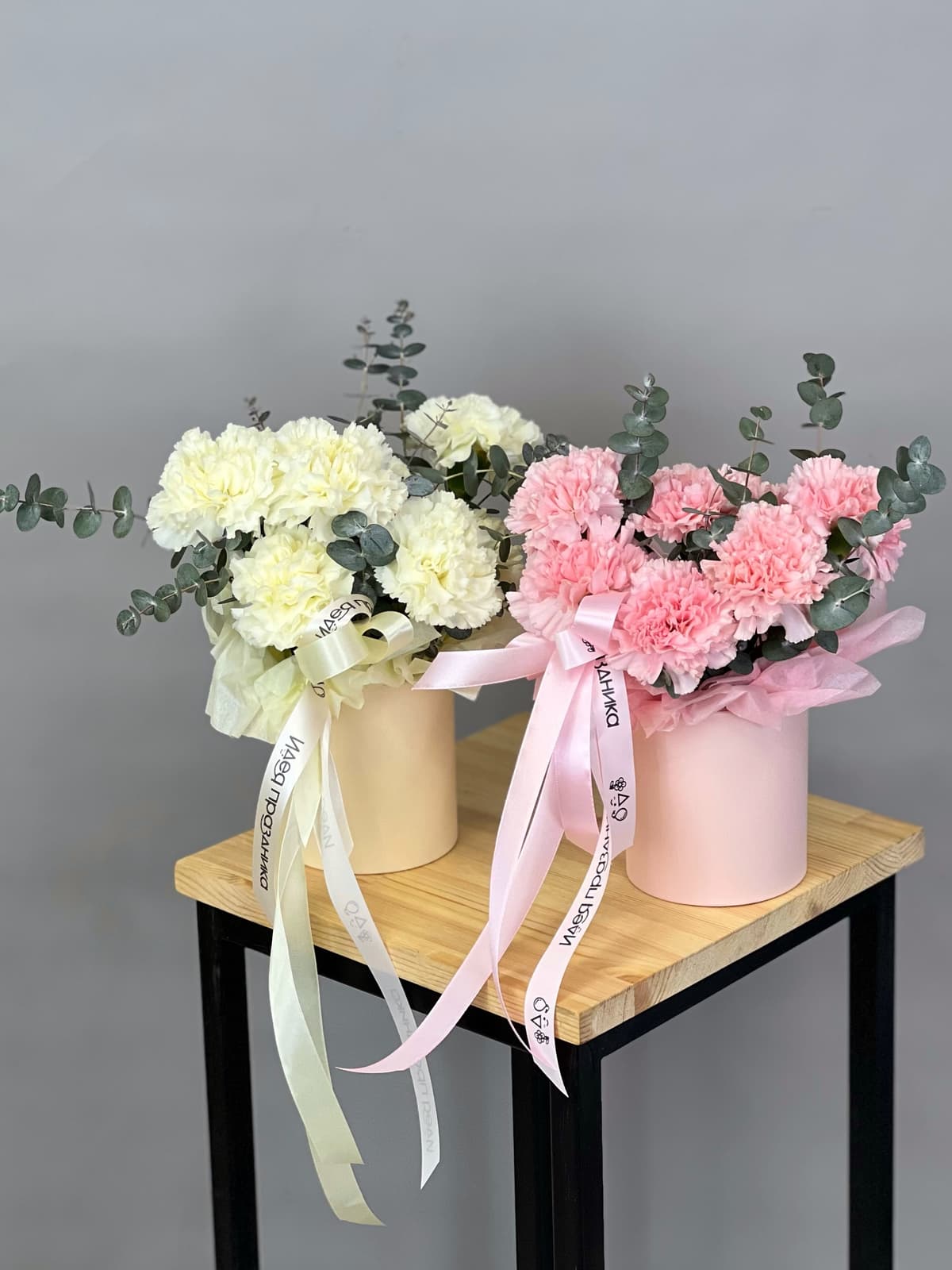 Композиция из сливочных диантусов XS в шляпной коробке