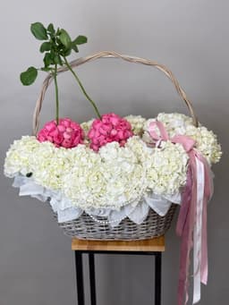 Композиция в корзине "Вишенки"