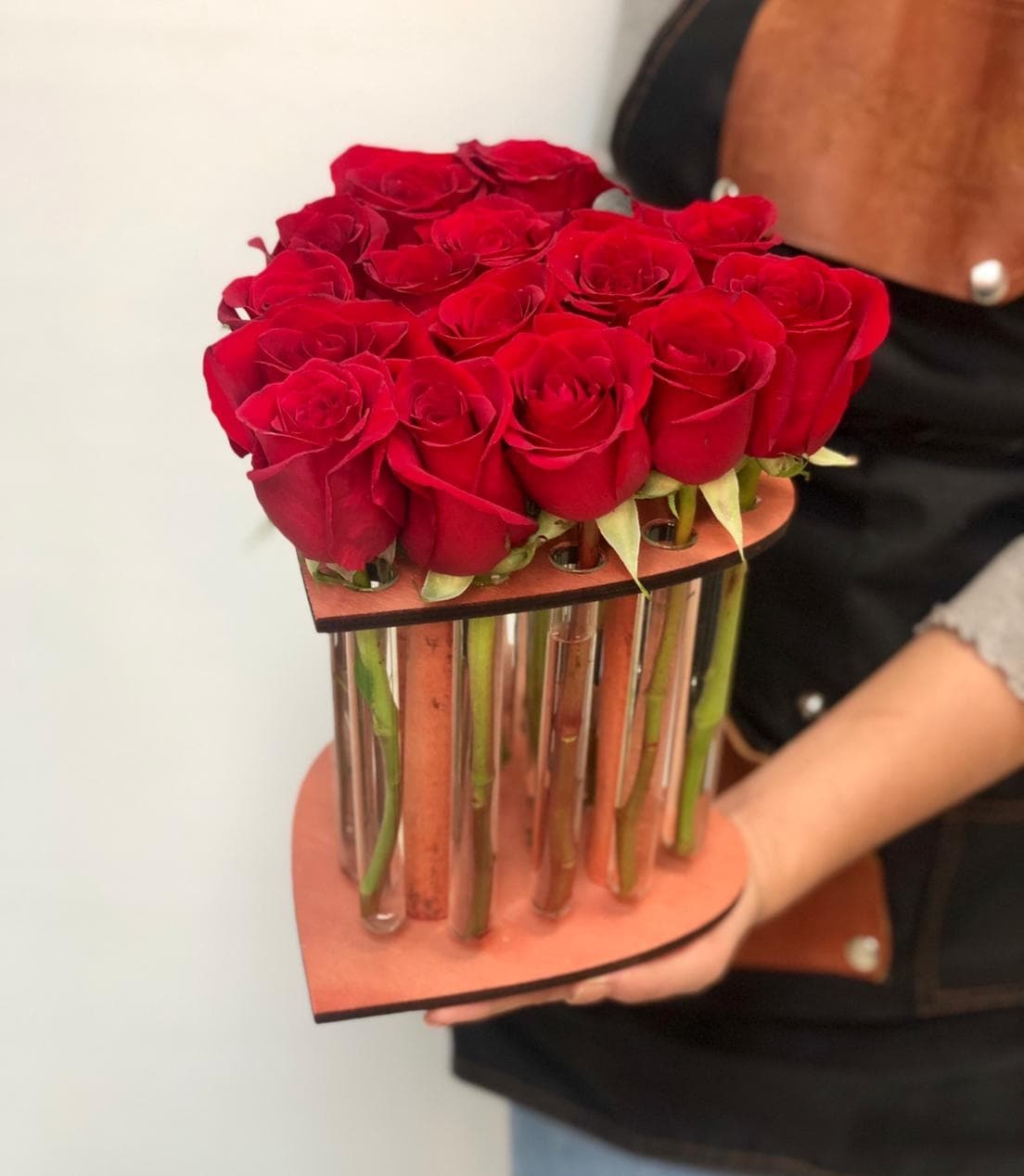 Композиция 15 роз в пробирках