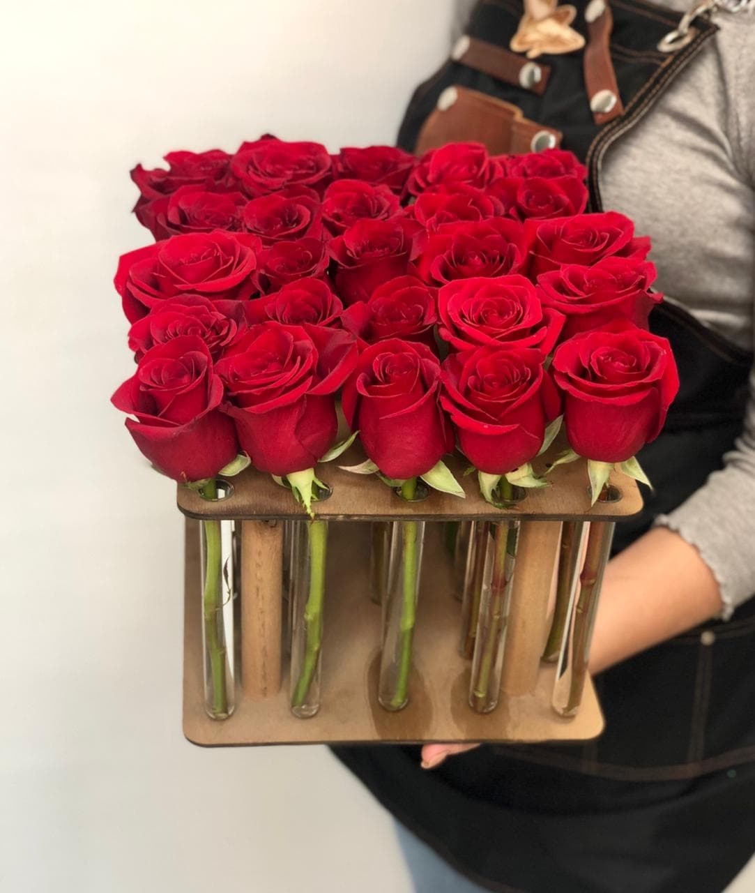 Композиция 25 Эквадорских Роз в пробирках Уфа