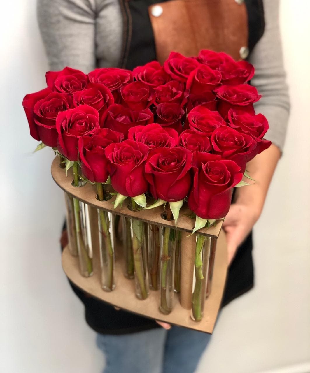 Композиция 25 Эквадорских Роз в пробирках
