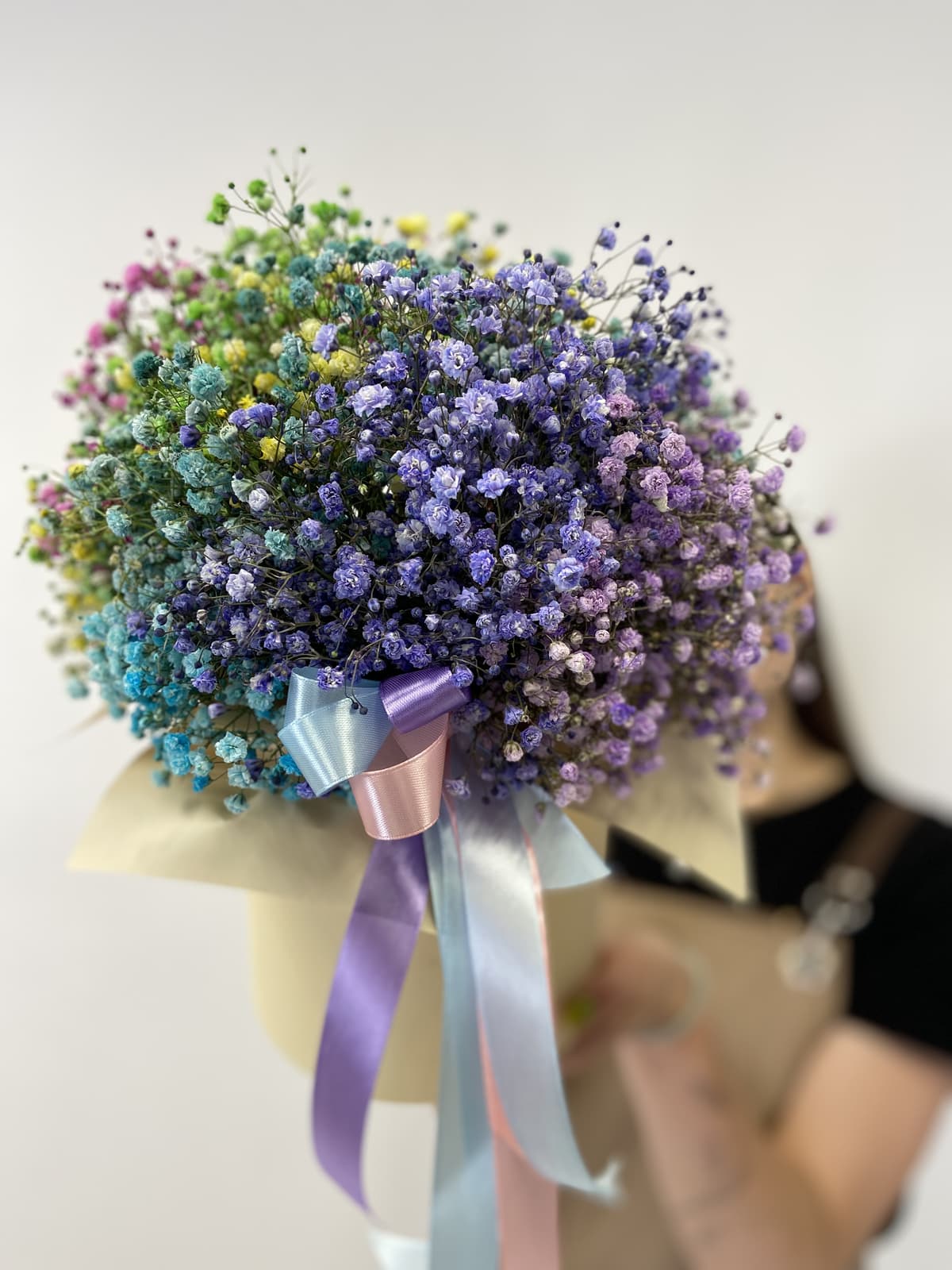 Стильная композиция из 11 разноцветных гипсофил в шляпной коробке