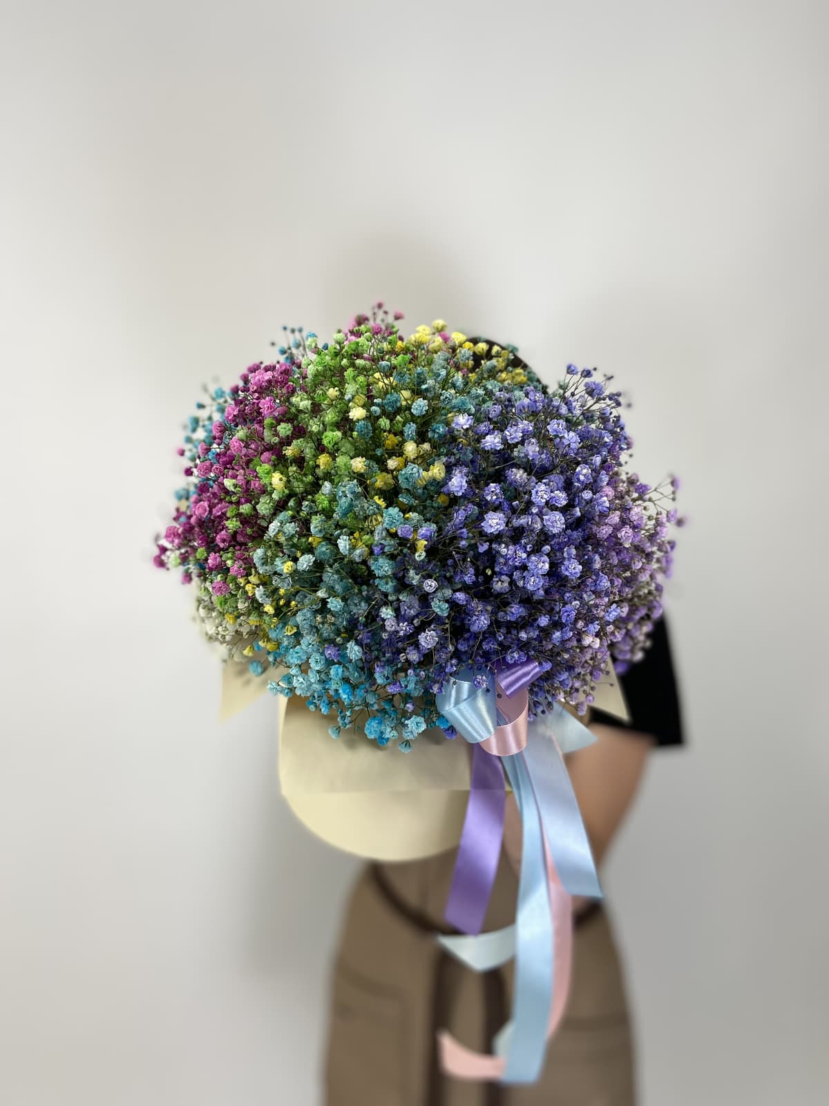 Стильная композиция из 11 разноцветных гипсофил в шляпной коробке