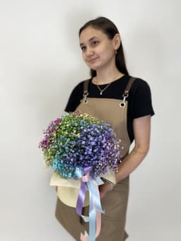 Стильная композиция из 11 разноцветных гипсофил в шляпной коробке