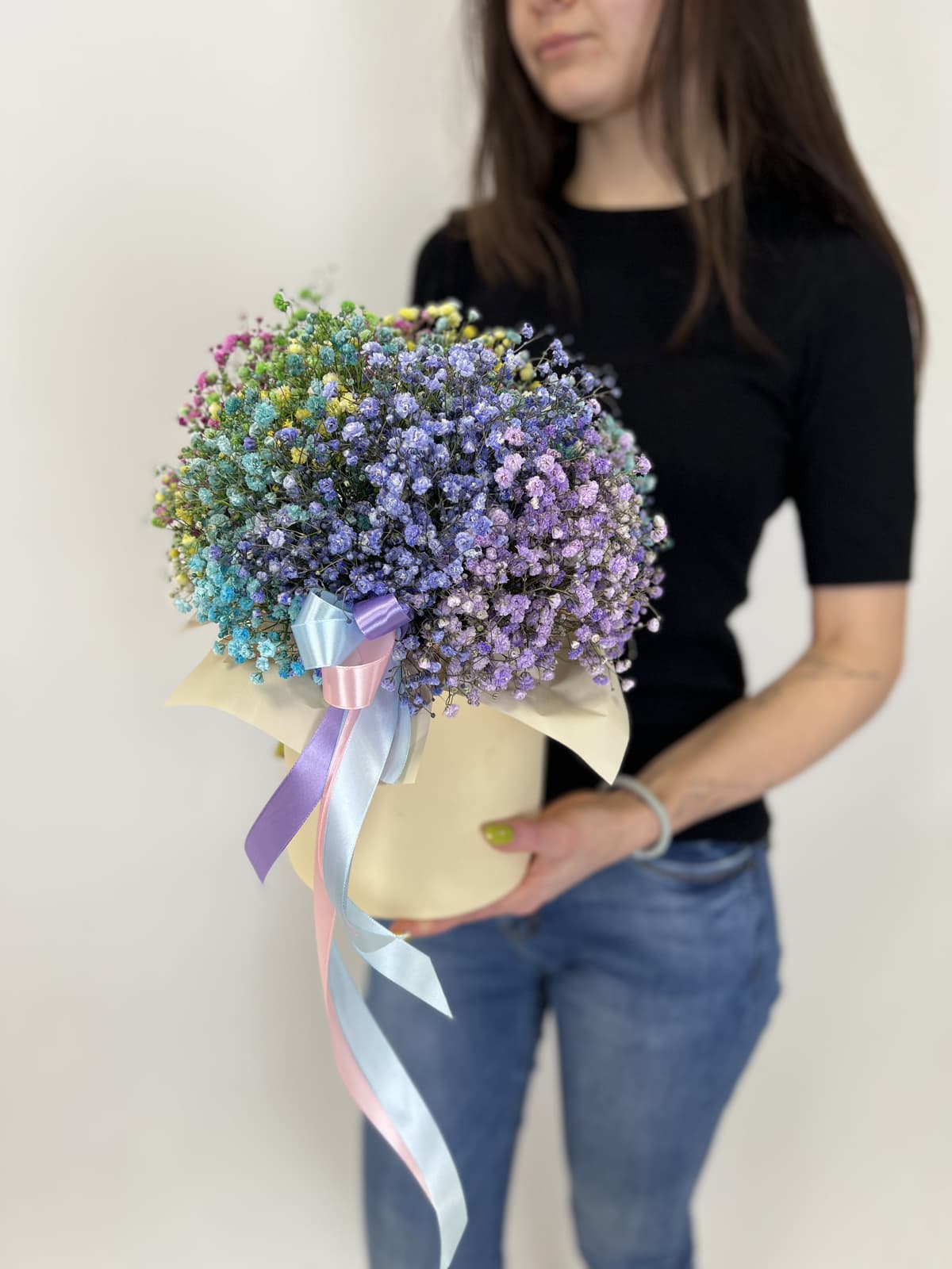 Стильная композиция из 11 разноцветных гипсофил в шляпной коробке