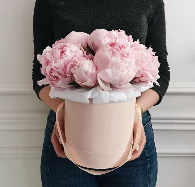 Цветочная композиция из 13 Пионов в шляпной коробке Цветочная композиция из 13 Пионов в шляпной коробке