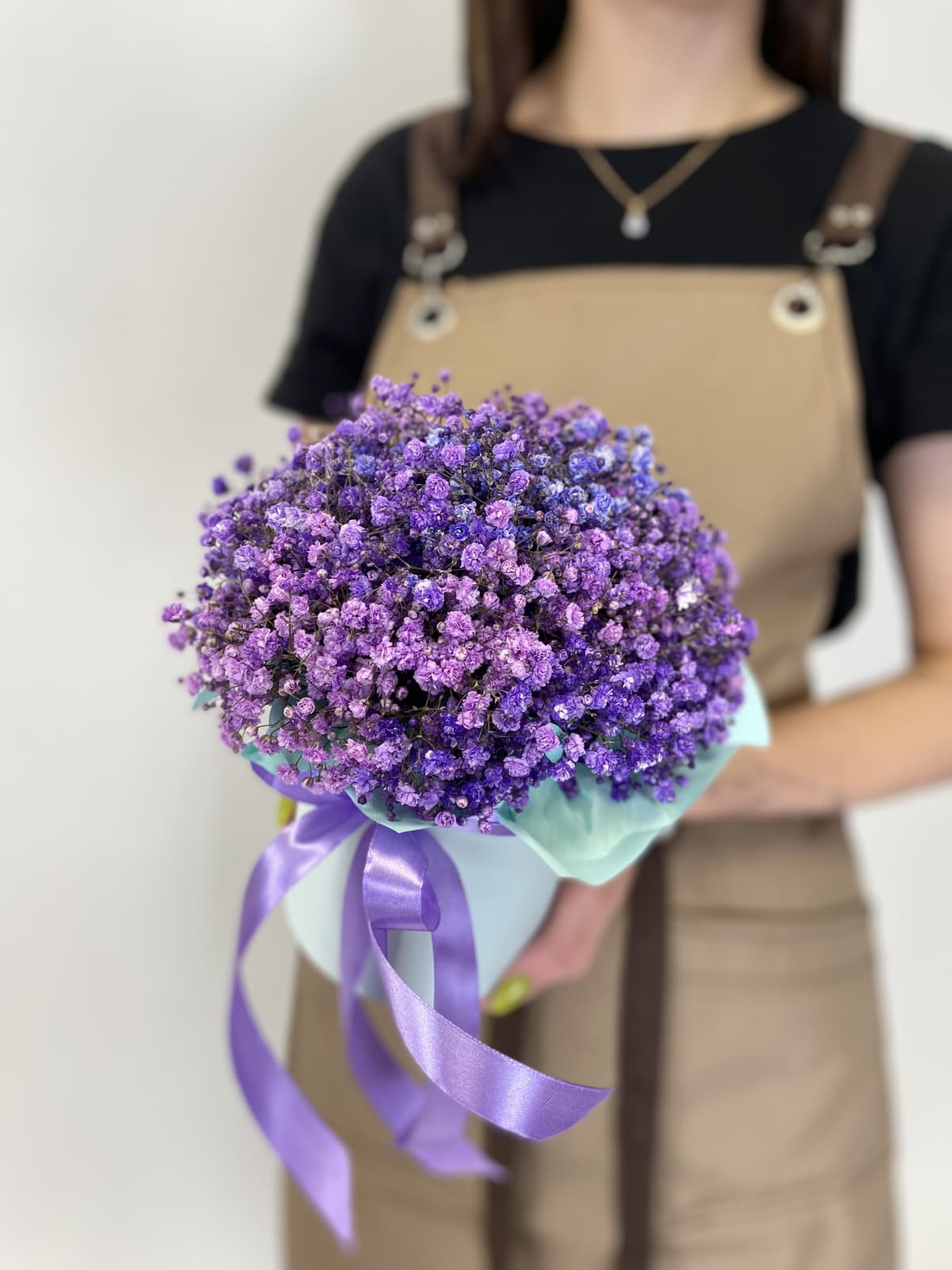 Весенняя композиция из 5 сиреневых гипсофил в шляпной коробке