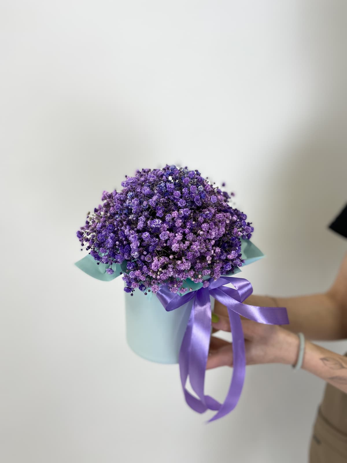 Весенняя композиция из 5 сиреневых гипсофил в шляпной коробке