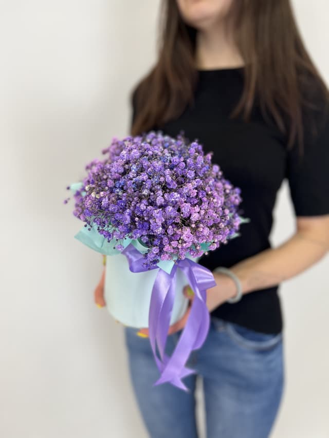 Весенняя композиция из 5 сиреневых гипсофил в шляпной коробке Весенняя композиция из 5 сиреневых гипсофил в шляпной коробке