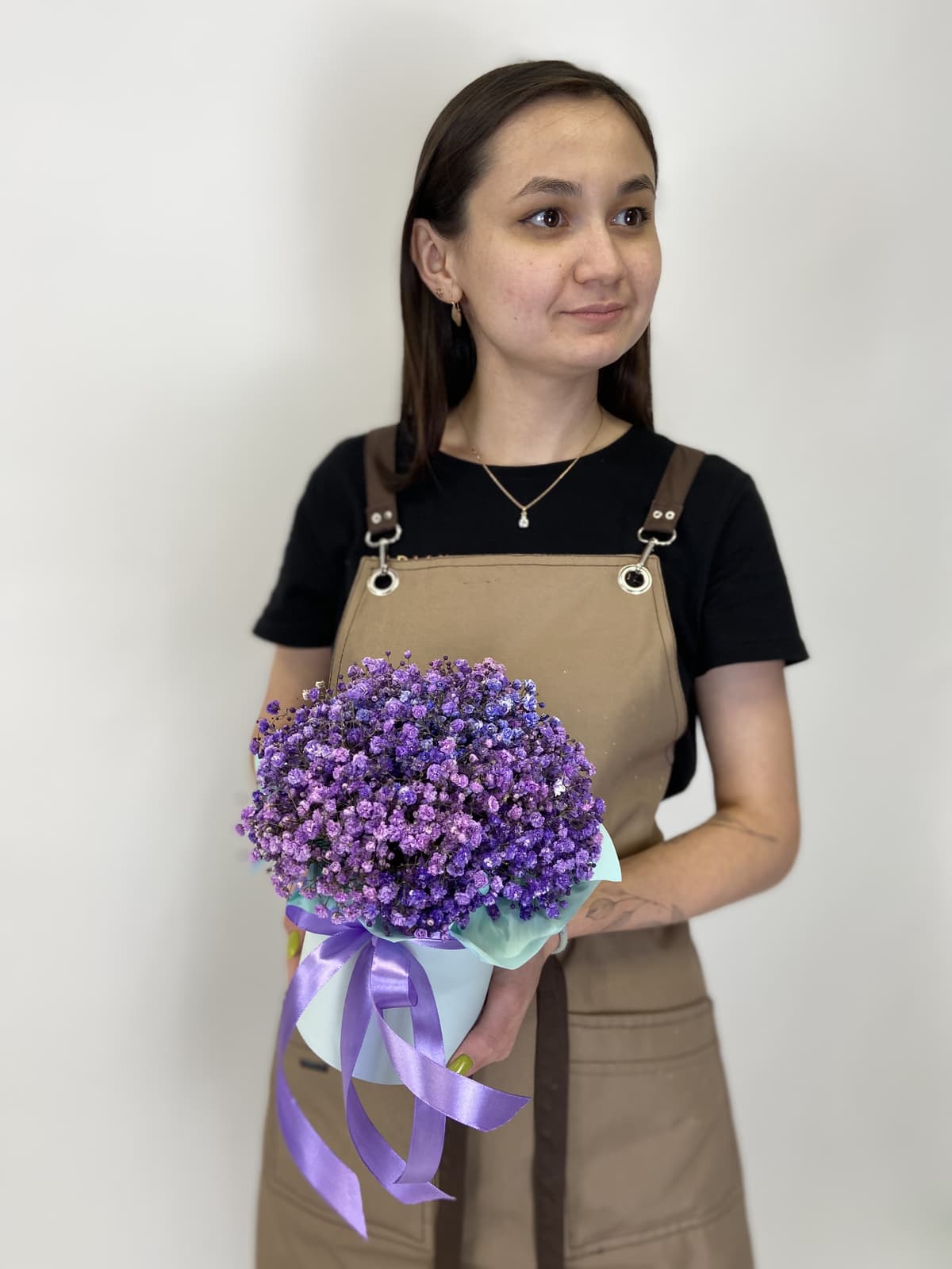 Весенняя композиция из 5 сиреневых гипсофил в шляпной коробке