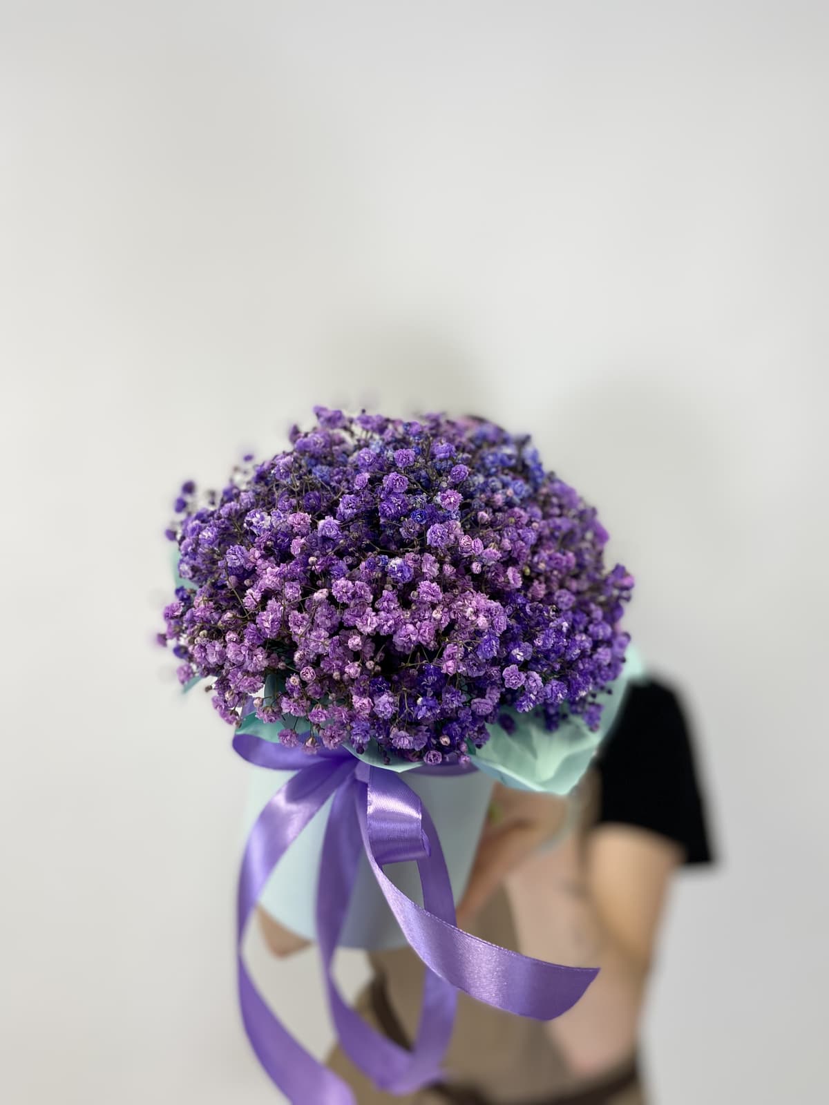 Весенняя композиция из 5 сиреневых гипсофил в шляпной коробке