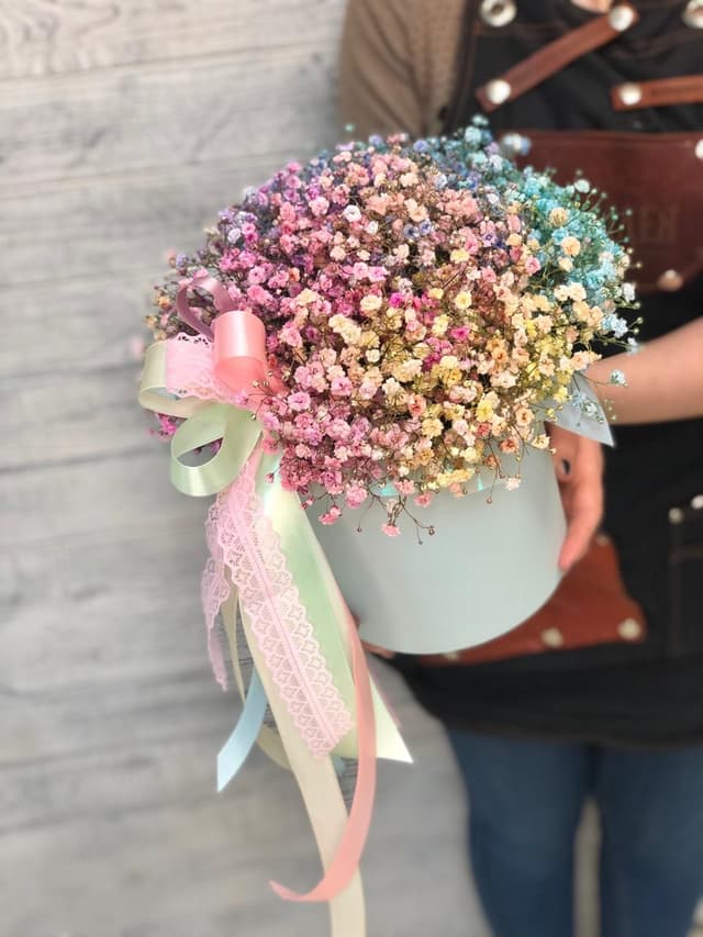 Красивая композиция из 9 радужных гипсофил в шляпной коробке Красивая композиция из 9 радужных гипсофил в шляпной коробке