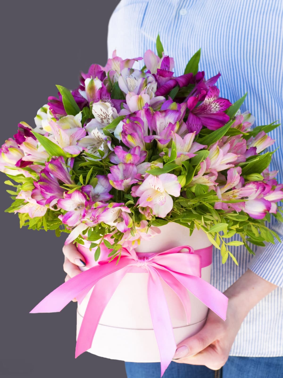 Композиция из Альстромерий микс с зеленью в шляпной коробке