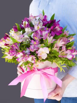 Композиция из Альстромерий микс с зеленью в шляпной коробке