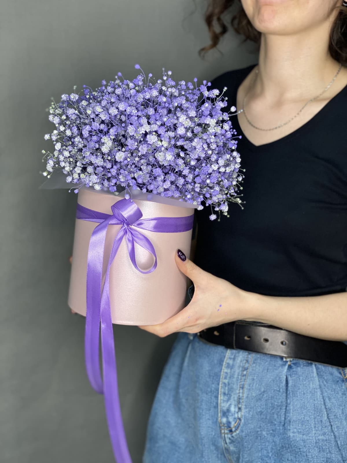 Цветочная композиция из гипсофилы в шляпной коробке "Dessert"