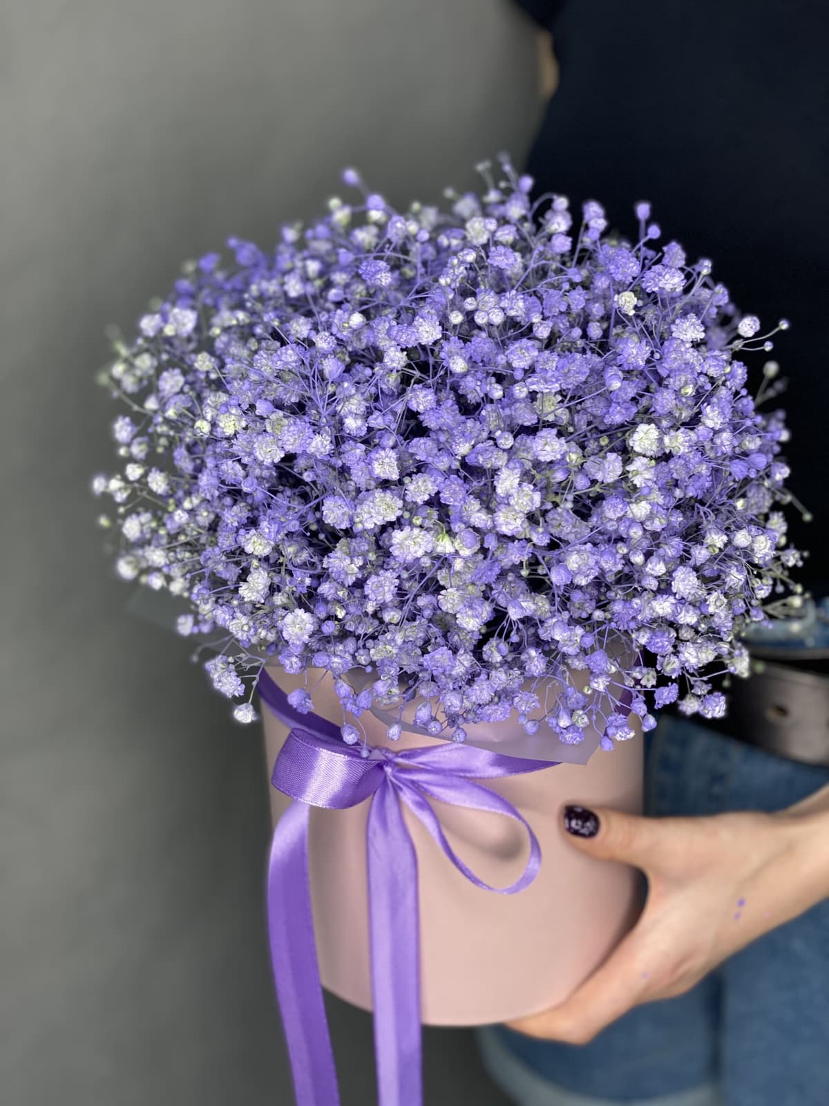 Цветочная композиция из гипсофилы в шляпной коробке "Dessert"