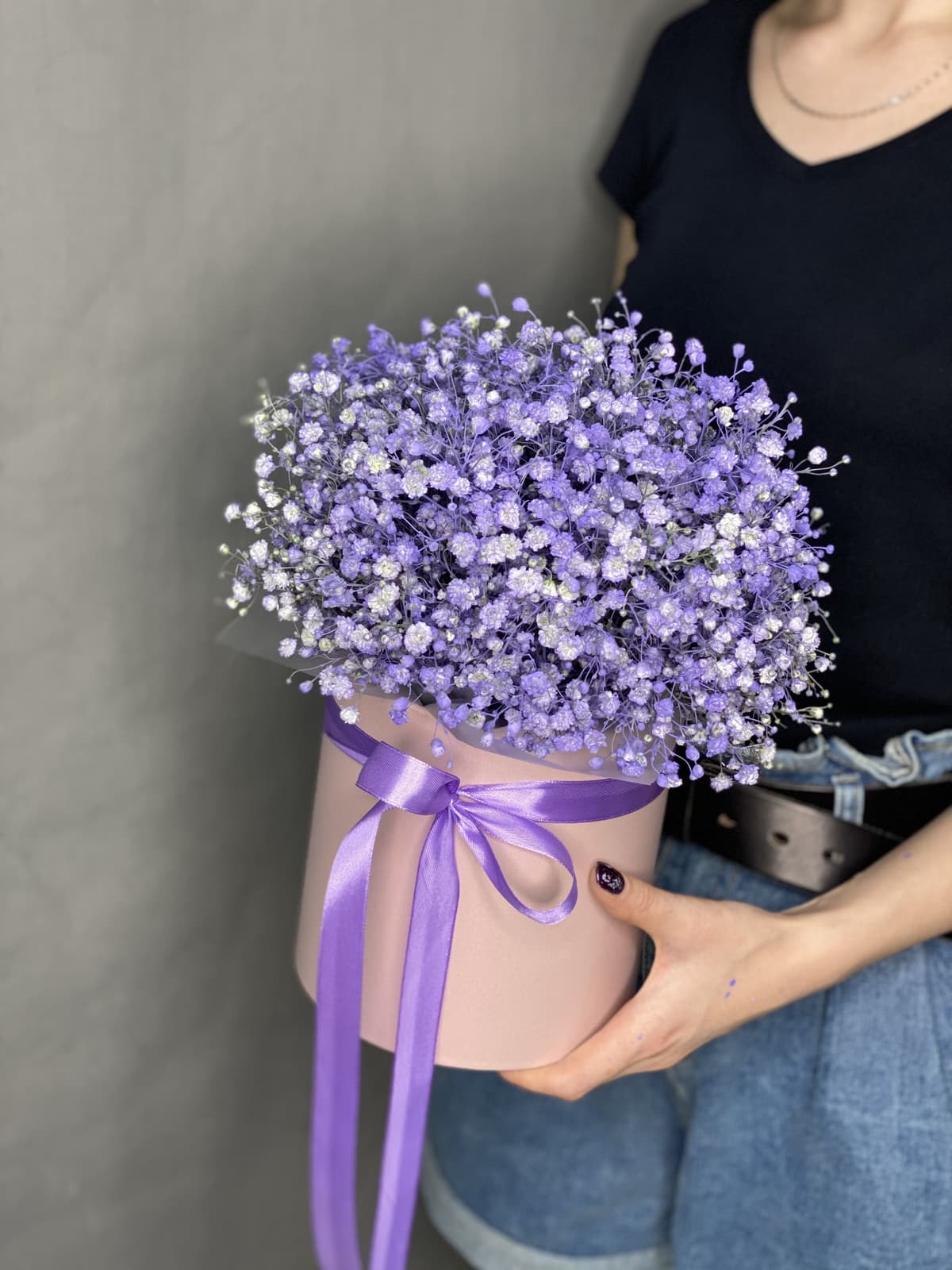 Цветочная композиция из гипсофилы в шляпной коробке "Dessert"