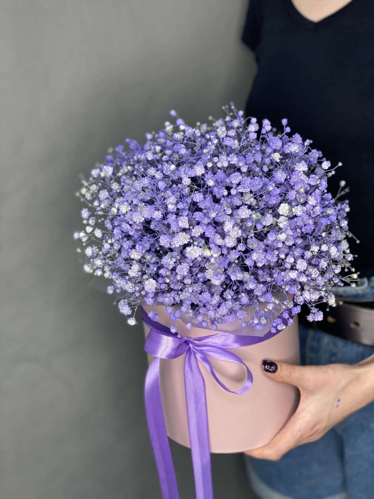 Цветочная композиция из гипсофилы в шляпной коробке "Dessert"