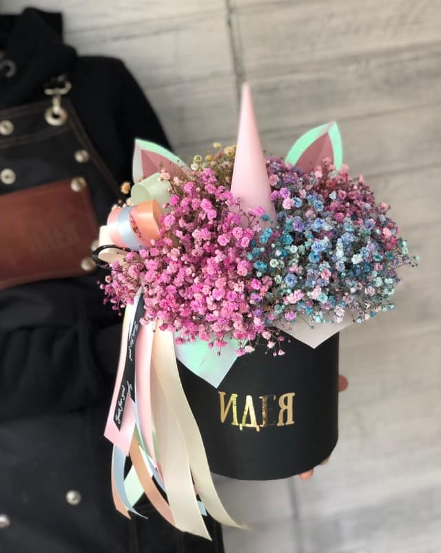 Праздничная композиция из гипсофилы в шляпной коробке "Единорог" Праздничная композиция из гипсофилы в шляпной коробке "Единорог"