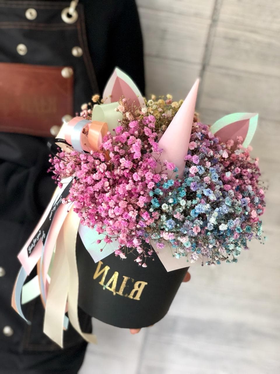 Праздничная композиция из гипсофилы в шляпной коробке "Единорог"