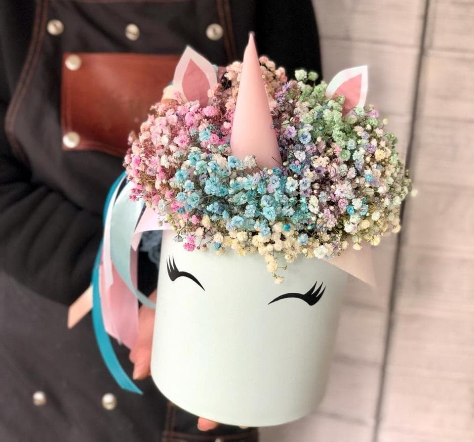 Дизайнерская композиция из гипсофилы в шляпной коробке "Радуга мини"