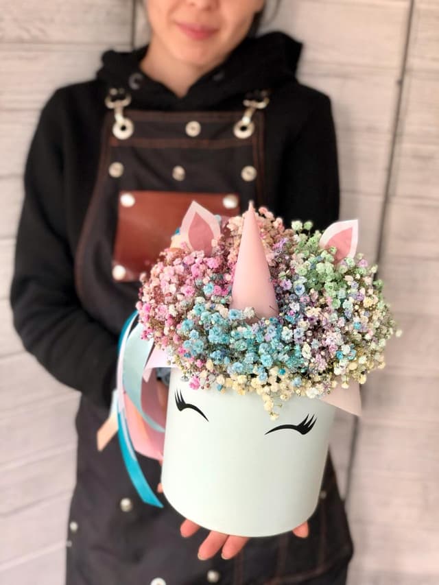 Дизайнерская композиция из гипсофилы в шляпной коробке "Радуга мини" Дизайнерская композиция из гипсофилы в шляпной коробке "Радуга мини"