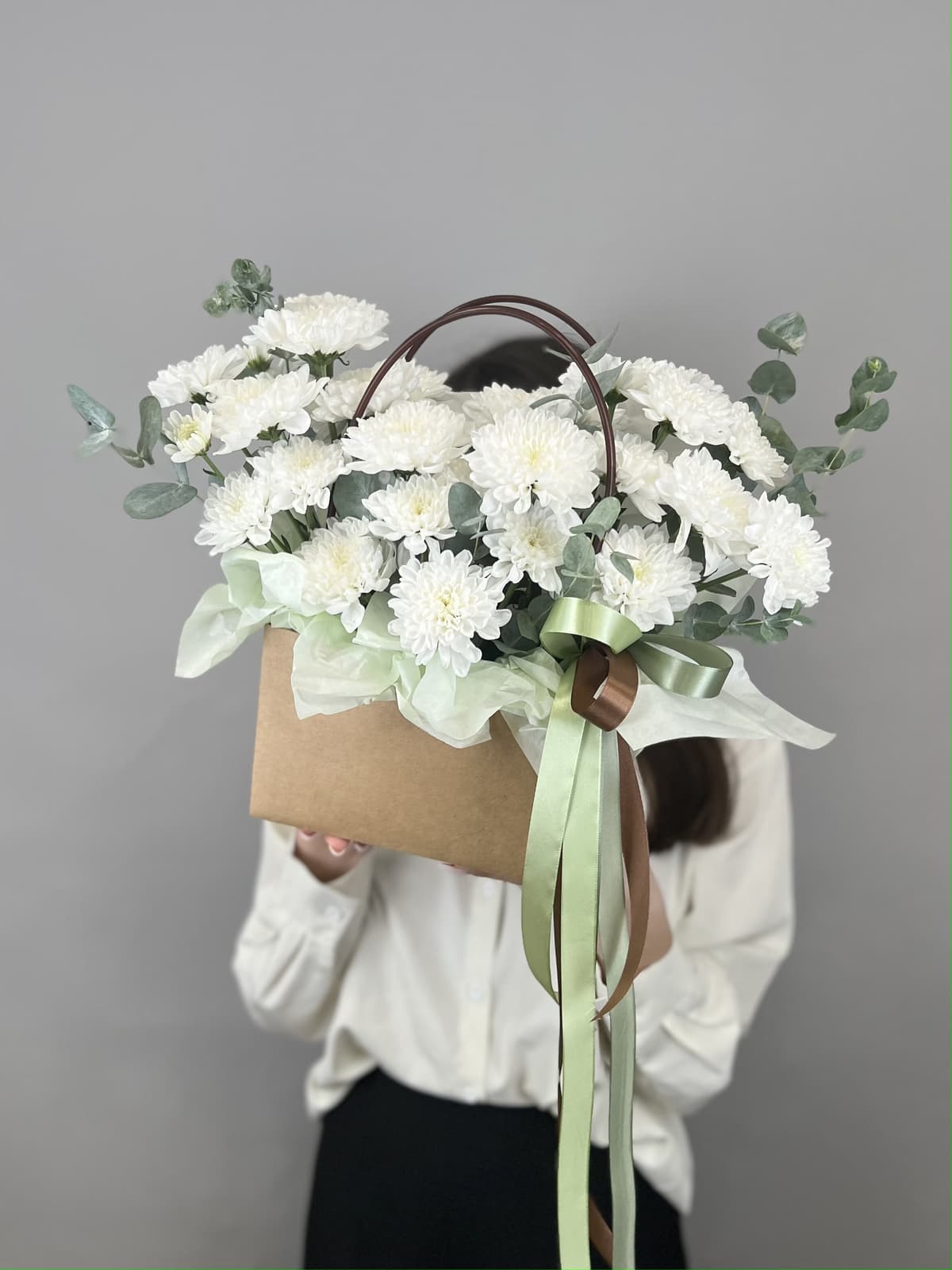 Нежная композиция из хризантем "Утро на алтае" M